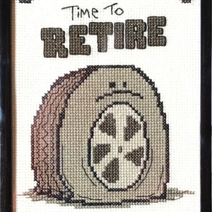 Puede incluir: Un diseño de punto de cruz con las palabras "Time to Retire" y un neumático de dibujos animados con una cara triste. El diseño está enmarcado en negro.