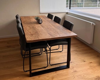 Mesa de comedor recuperada - Madera de pino rústica de granja con patas cuadradas negras de acero sólido industrial