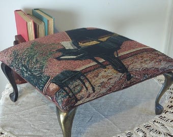 Poggiapiedi vintage anni '90/Y2K con rivestimento in arazzo per pianoforte a coda.