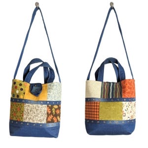 Könnte beinhalten: Zwei Patchwork-Tragetaschen mit Jeans-Böden, -Griffen und -Trägern. Die Taschen weisen eine Vielzahl von gemusterten Stoffquadraten in Grün-, Gelb-, Orange- und Cremetönen auf. Die Taschen haben einen Knopfverschluss und sind mit silbernen Nieten verziert.