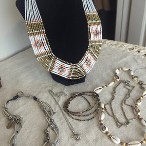 Set di gioielli da spiaggia accuratamente selezionato: collane e bracciale a strati in stile boho costiero.