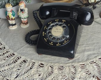 Vintage zwarte roterende telefoon nostalgie jaren 1950 bureautelefoon uit het midden van de eeuw