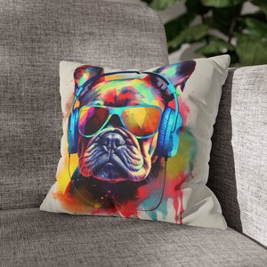 Puede incluir: Una pintura abstracta colorida de un bulldog francés con auriculares y gafas de sol. El perro está pintado en tonos de azul, verde, amarillo, naranja y rojo.