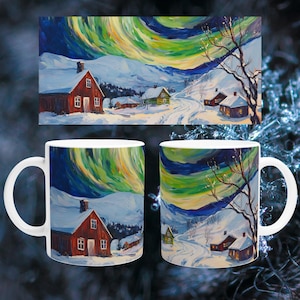 Könnte beinhalten: Zwei weiße Keramikbecher mit einer Winterszene einer verschneiten Landschaft mit roten Häusern und einer grün-blauen Aurora Borealis am Himmel.