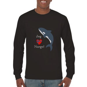 Könnte beinhalten: Schwarzes Langarm-T-Shirt mit einem Grafikdruck einer Orca, die über ein Herz mit der norwegischen Flagge springt. Der Text "Jeg  Norge!" ist unter dem Grafikdruck aufgedruckt.