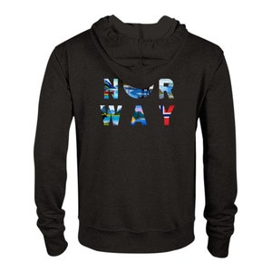 Puede incluir: Sudadera con capucha negra con la palabra "NORWAY" escrita en letras de colores, cada letra está compuesta por imágenes de paisajes y monumentos noruegos.