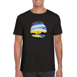 May include: Black t-shirt with a circular graphic of a sunset over a body of water with mountains in the background. The graphic also includes a small Norwegian flag and the text "MIDNATTSOL".