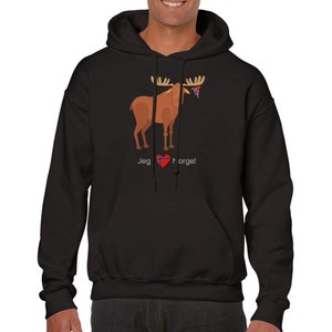 May include: Black hooded sweatshirt with a brown moose wearing a Norwegian flag. The text "Jeg  Norge!" is printed below the moose.