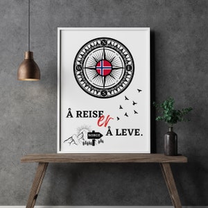 Puede incluir: Impresión enmarcada en blanco con un diseño de rosa de los vientos y la bandera noruega en el centro. La impresión incluye el texto "Å REISE er Å LEVE" y un gráfico de montaña y árboles. Una bandada de pájaros vuela por encima.