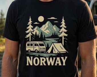Op de afbeelding: Een zwart t-shirt met korte mouwen en een grafische print van een camper, een tent, dennenbomen en bergen onder een maan. Het woord NORWAY is in grote, dikke, crèmekleurige hoofdletters onderaan het grafische ontwerp gedrukt.
