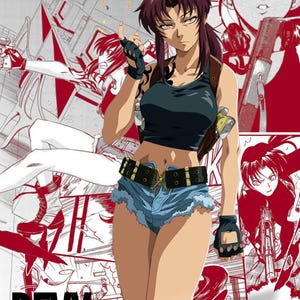 Puede incluir: Un personaje femenino de anime con cabello rojo y ojos marrones, que lleva un top negro sin mangas, pantalones cortos de mezclilla azul y un cinturón negro con hebillas plateadas. Ella sostiene una pistola en su mano derecha y tiene una expresión seria en su rostro. El fondo es un collage de paneles de cómics.