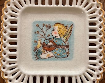 Plato de baratijas reticulado de porcelana con figura medieval Plato