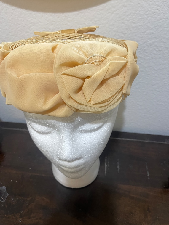 Vintage 60s Ruffled Yellow Beige Raffia Netted Hat