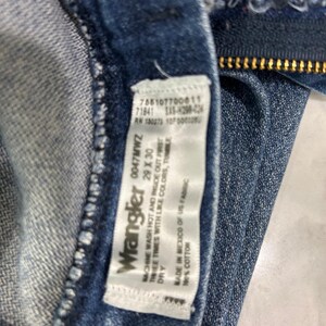 Pantalones vaqueros Wrangler vintage de mezclilla azul de los años 2000 con parche de cuero y costuras en forma de 'W' 29X30 imagen 5