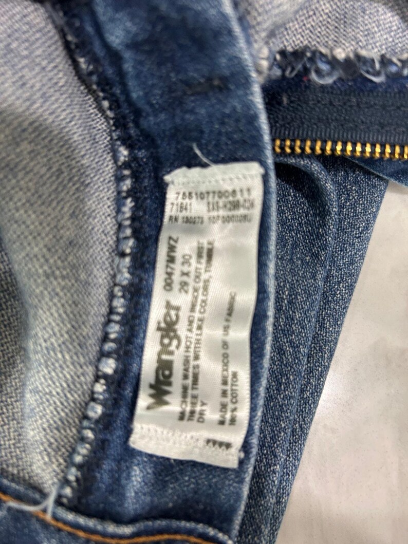 Pantalones vaqueros Wrangler vintage de mezclilla azul de los años 2000 con parche de cuero y costuras en forma de 'W' 29X30 imagen 5