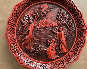 ANTIGUO: 1981 - Plato de laca oriental - Danza de las doncellas del pavo real - Plato n.° 2210 - Cinabrio - SKU 22-C-00013284
