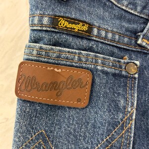 Pantalones vaqueros Wrangler vintage de mezclilla azul de los años 2000 con parche de cuero y costuras en forma de 'W' 29X30 imagen 4