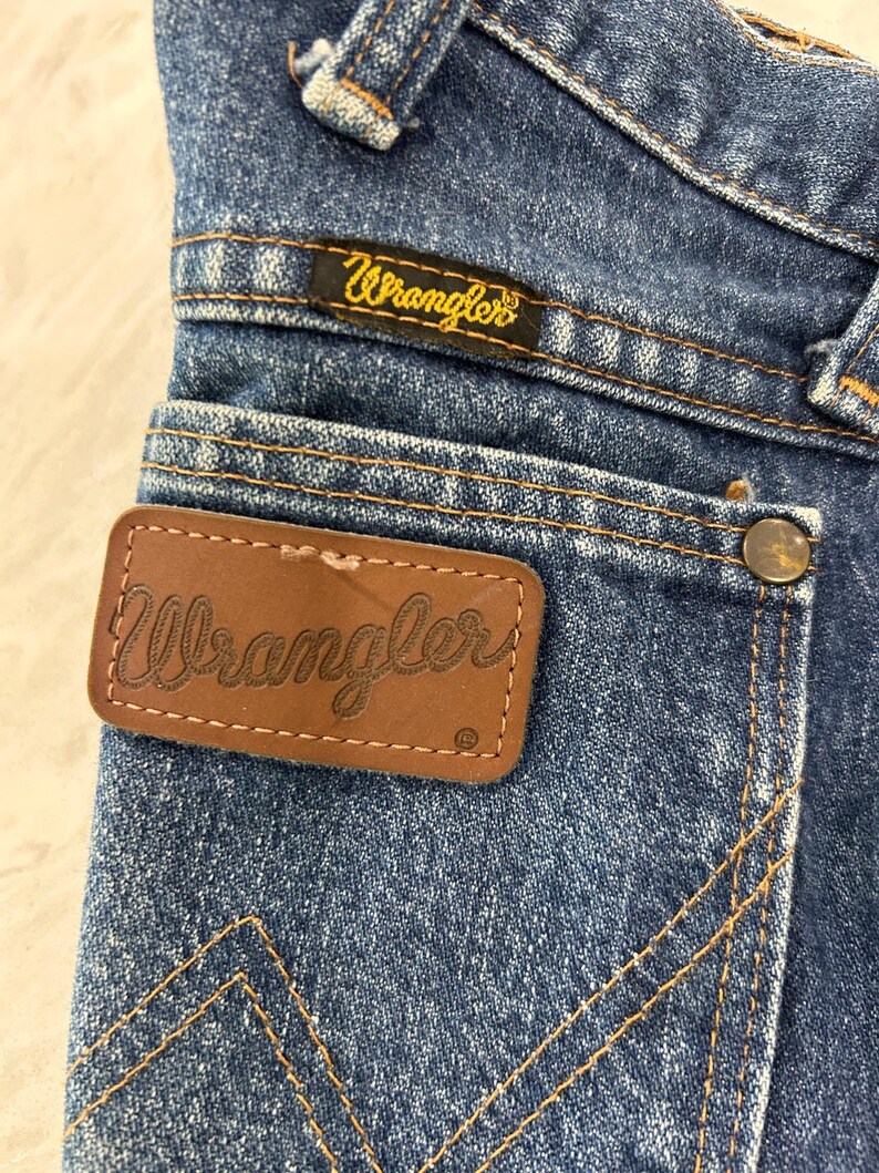 Pantalones vaqueros Wrangler vintage de mezclilla azul de los años 2000 con parche de cuero y costuras en forma de 'W' 29X30 imagen 4