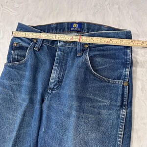 Pantalones vaqueros Wrangler vintage de mezclilla azul de los años 2000 con parche de cuero y costuras en forma de 'W' 29X30 imagen 11
