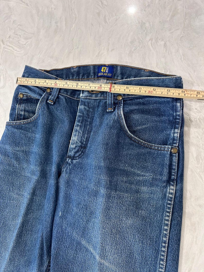 Pantalones vaqueros Wrangler vintage de mezclilla azul de los años 2000 con parche de cuero y costuras en forma de 'W' 29X30 imagen 11