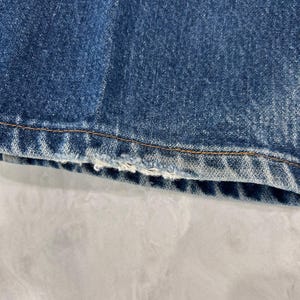 Pantalones vaqueros Wrangler vintage de mezclilla azul de los años 2000 con parche de cuero y costuras en forma de 'W' 29X30 imagen 13
