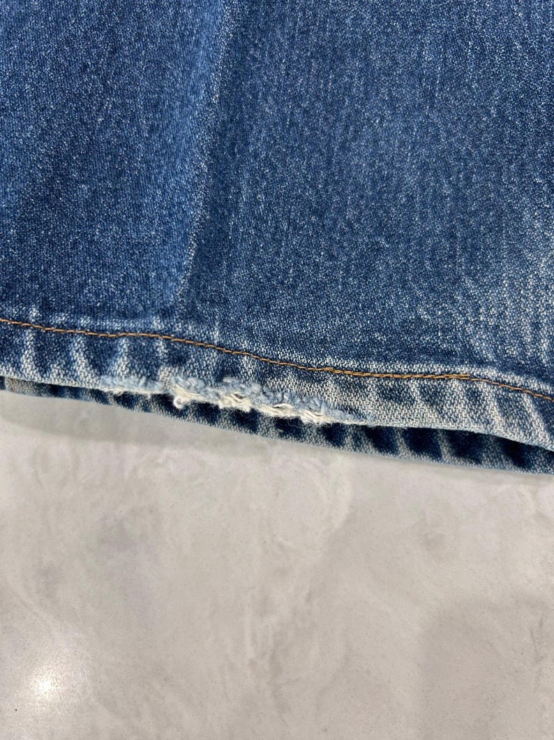 Pantalones vaqueros Wrangler vintage de mezclilla azul de los años 2000 con parche de cuero y costuras en forma de 'W' 29X30 imagen 13