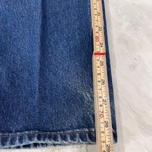 Pantalones vaqueros Wrangler vintage de mezclilla azul de los años 2000 con parche de cuero y costuras en forma de 'W' 29X30 imagen 10