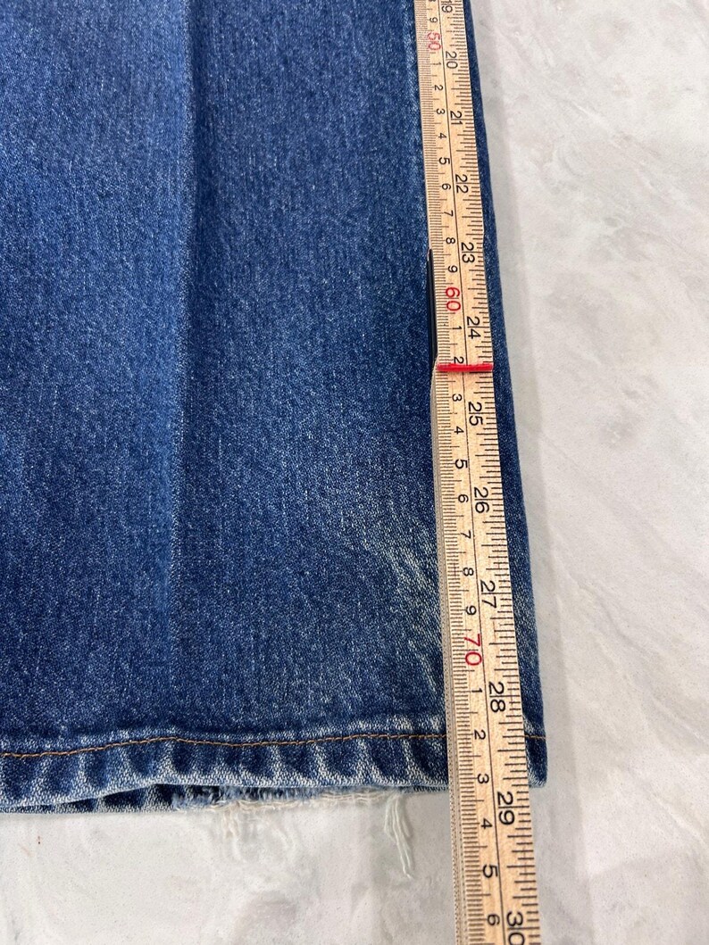Pantalones vaqueros Wrangler vintage de mezclilla azul de los años 2000 con parche de cuero y costuras en forma de 'W' 29X30 imagen 10