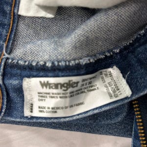 Pantalones vaqueros Wrangler vintage de mezclilla azul de los años 2000 con parche de cuero y costuras en forma de 'W' 29X30 imagen 7