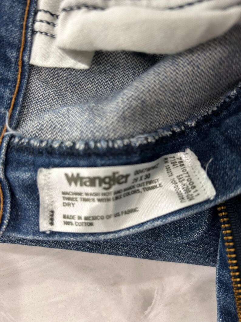 Pantalones vaqueros Wrangler vintage de mezclilla azul de los años 2000 con parche de cuero y costuras en forma de 'W' 29X30 imagen 7