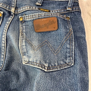 Pantalones vaqueros Wrangler vintage de mezclilla azul de los años 2000 con parche de cuero y costuras en forma de 'W' 29X30 imagen 15