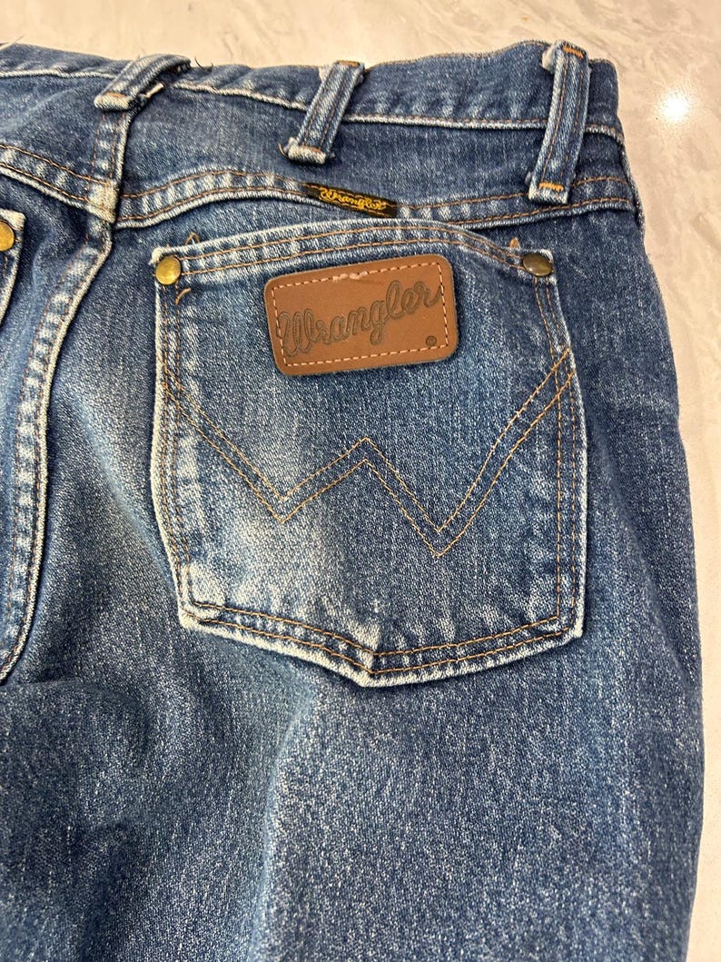 Pantalones vaqueros Wrangler vintage de mezclilla azul de los años 2000 con parche de cuero y costuras en forma de 'W' 29X30 imagen 15