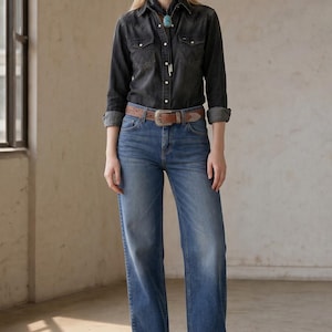 Pantalones vaqueros Wrangler vintage de mezclilla azul de los años 2000 con parche de cuero y costuras en forma de 'W' 29X30 imagen 1