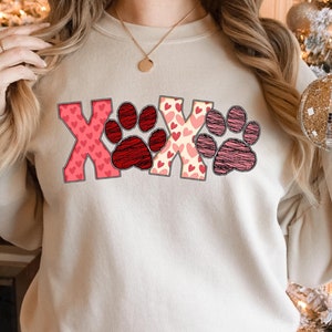 XOXO Sweatshirt, Paw Heart Sweater, Dog Valentines Sweatshirt, Hugs Kisses Dog Sweater, Valentines Dog Lover Crewneck, Dog Valentines Gift