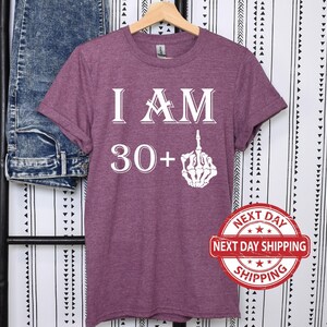 Camiseta de dedo medio "Tengo 30+1", camiseta de cumpleaños, camiseta de dedo medio, camiseta de cumpleaños personalizada, camiseta "Tengo 20+", camiseta de cumpleaños número 30, 40 y 50 imagen 3