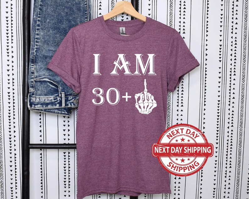 Camiseta de dedo medio "Tengo 30+1", camiseta de cumpleaños, camiseta de dedo medio, camiseta de cumpleaños personalizada, camiseta "Tengo 20+", camiseta de cumpleaños número 30, 40 y 50 imagen 3