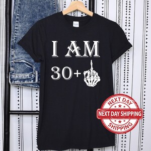 Camiseta de dedo medio "Tengo 30+1", camiseta de cumpleaños, camiseta de dedo medio, camiseta de cumpleaños personalizada, camiseta "Tengo 20+", camiseta de cumpleaños número 30, 40 y 50 imagen 2