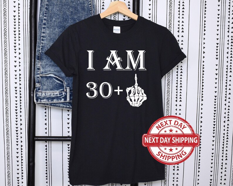 Camiseta de dedo medio "Tengo 30+1", camiseta de cumpleaños, camiseta de dedo medio, camiseta de cumpleaños personalizada, camiseta "Tengo 20+", camiseta de cumpleaños número 30, 40 y 50 imagen 2