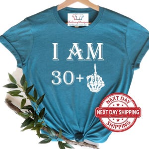 Camiseta de dedo medio "Tengo 30+1", camiseta de cumpleaños, camiseta de dedo medio, camiseta de cumpleaños personalizada, camiseta "Tengo 20+", camiseta de cumpleaños número 30, 40 y 50 imagen 1