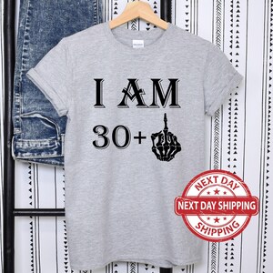 Camiseta de dedo medio "Tengo 30+1", camiseta de cumpleaños, camiseta de dedo medio, camiseta de cumpleaños personalizada, camiseta "Tengo 20+", camiseta de cumpleaños número 30, 40 y 50 imagen 4