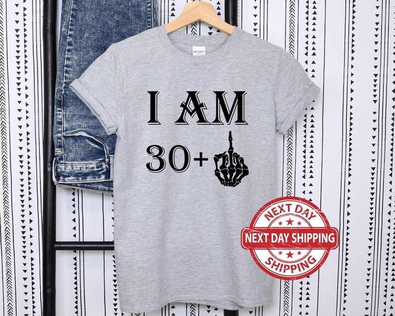 Camiseta de dedo medio "Tengo 30+1", camiseta de cumpleaños, camiseta de dedo medio, camiseta de cumpleaños personalizada, camiseta "Tengo 20+", camiseta de cumpleaños número 30, 40 y 50 imagen 4