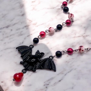 Collar con colgante de murciélago de luna sangrienta
