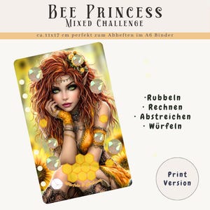 Könnte beinhalten: Ein Druck mit einer Fantasy-Illustration einer Frau mit rotem Haar, grünen Augen und einem gelben Kleid, umgeben von Sonnenblumen und Kristallen. Der Text "BEE PRINCESS MIXED CHALLENGE" steht oben, mit "Print Version" unten. Der Druck misst ca. 11x17 cm.