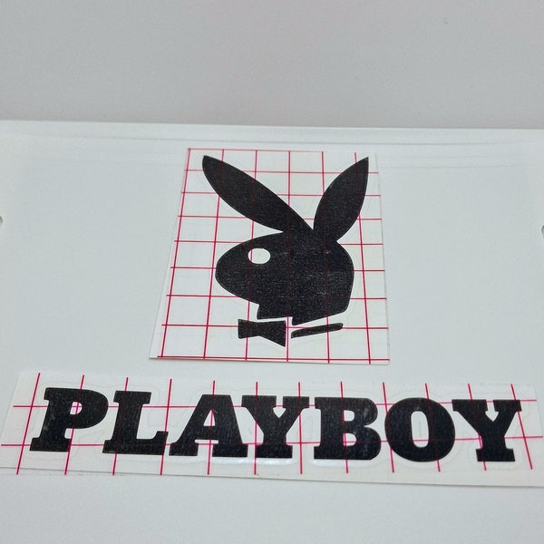 Logo PlayBoy et titre. Autocollant en vinyle pour pare-chocs de vitre de carrosserie pour ordinateur portable. 1 paire d'autocollants.