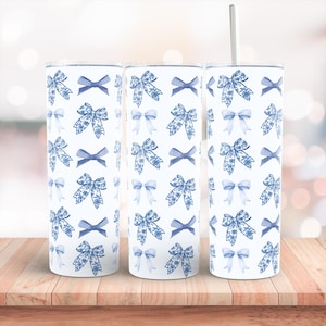 Bicchiere da 20 once con fiocchi blu Coquette, design Soft Girl Era Png, bicchiere sottile da 20 once, design a sublimazione carino, fiocco cineserie Png, bicchiere blu avvolgente