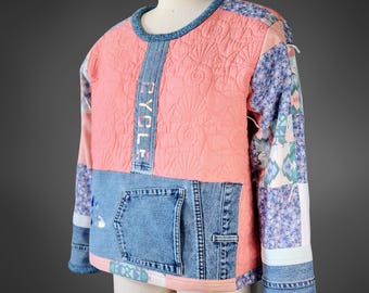Può includere: Giacca patchwork dal design unico. La parte superiore è in tessuto corallo trapuntato, con un pannello e una tasca in denim nella parte inferiore. Le maniche presentano un motivo floreale e polsini in denim. La parola "CYCLE" è stampata verticalmente su una striscia di denim.