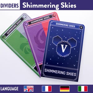 Pode incluir: Três cartas com o texto "Shimmering Skies" nelas. As cartas são verde, roxo e azul. A carta azul tem um desenho branco de um favo de mel com um "V" no centro.