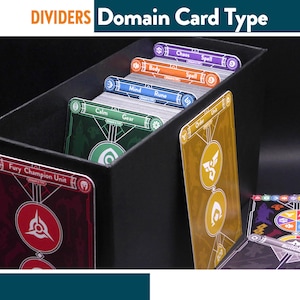 Könnte beinhalten: Schwarze Kartenbox mit Trennwänden mit der Aufschrift "Chaos", "Spell", "Body", "Rune", "Mind", "Gear" und "Calm". Die Box enthält verschiedene Spielkarten mit unterschiedlichen Designs und Texten. Der Text "Domain Card Type" steht oben.