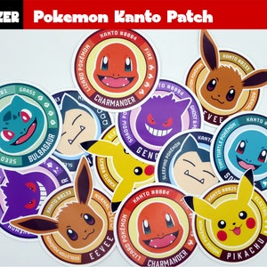 Puede incluir: Una colección de pegatinas redondas y coloridas con diferentes personajes de Pokémon de la región de Kanto. Cada pegatina tiene un Pokémon diferente, su nombre y su tipo. Las pegatinas son perfectas para decorar portátiles, botellas de agua o cualquier otra cosa que puedas imaginar.