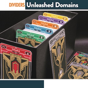 Pode incluir: Uma caixa preta para guardar cartas cheia de divisórias coloridas. Cada divisória tem a palavra "Unleashed" e um ícone único. As divisórias são rotuladas com o texto "Unleashed Domains". A caixa está sobre uma superfície escura.